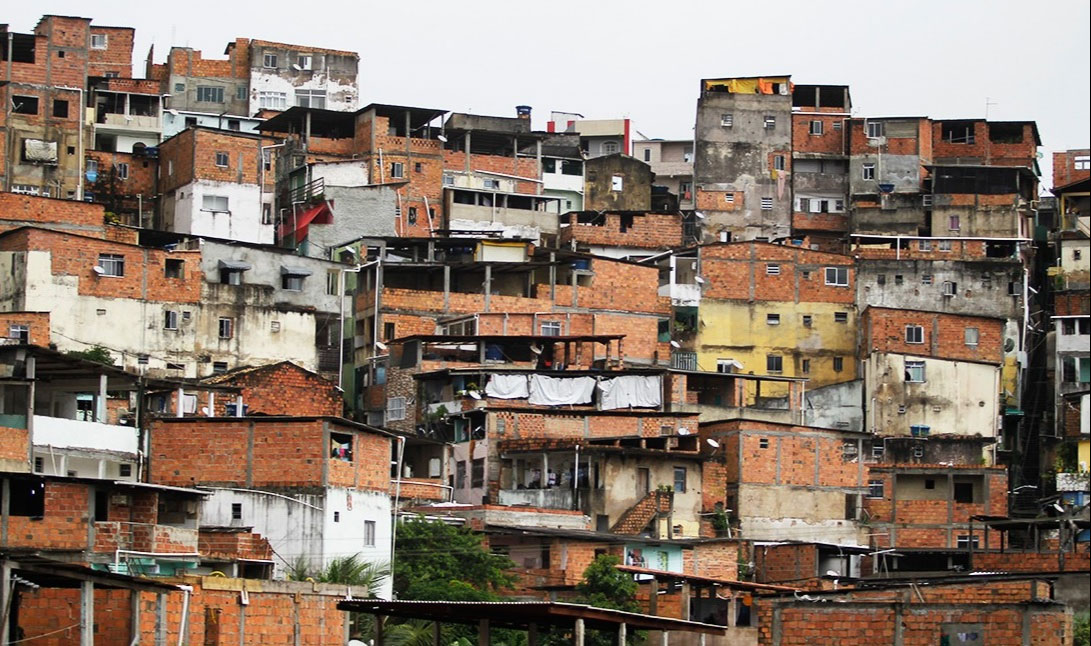 Veja como a  realiza entrega aos clientes em Favelas pelo Brasil -  About  Brasil
